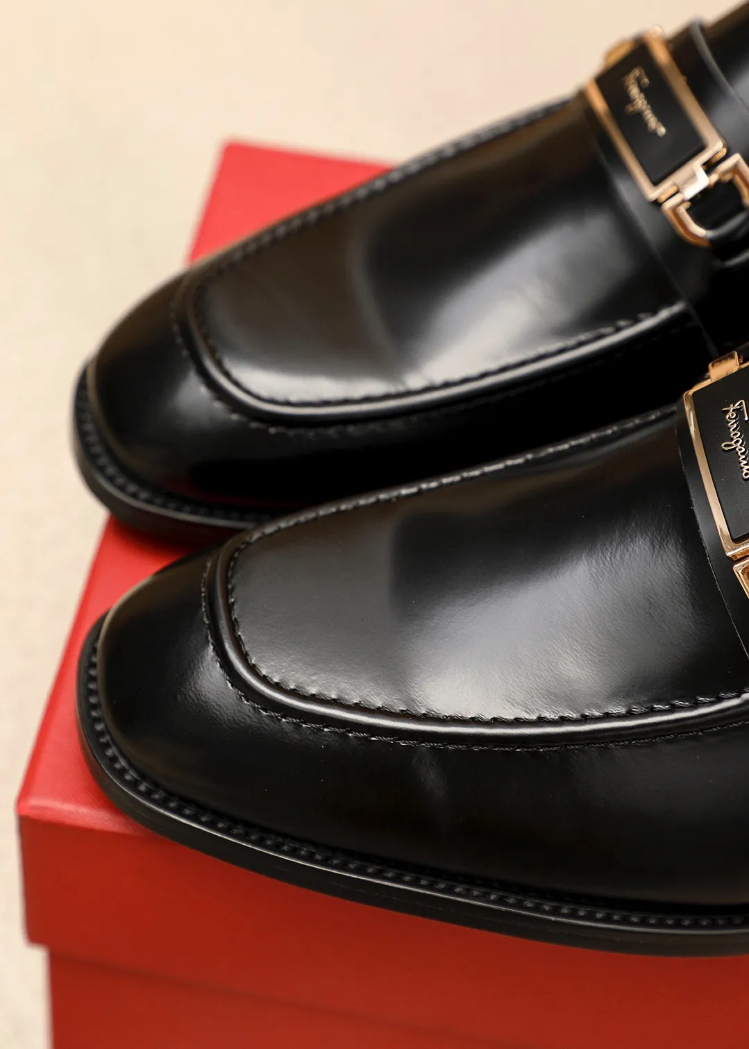 Men's shoes 💰480 💐 Product trademark: Ferragamo "Ferragamo" casual leather shoes Regular size: 38-44 (45.46🉑️customized) Product materials: Selected imported first-layer open-edge beaded cowhide leather upper + luxury hardware buckle, imported water-dyed cowhide leather lining. Strong three-dimensional visual effect, original rubber outsole Color: 1⃣️color optional